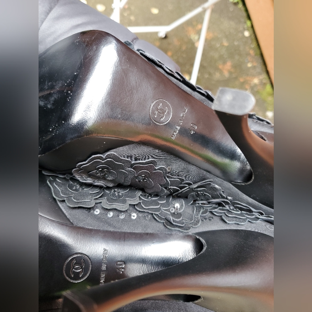 Chanel Black Leather Laser Cut Camellia Platform Pumps 40. - Picture 11 of 16